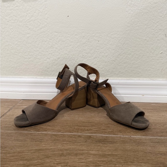 Universal Thread  Heels - Picture 3 of 6